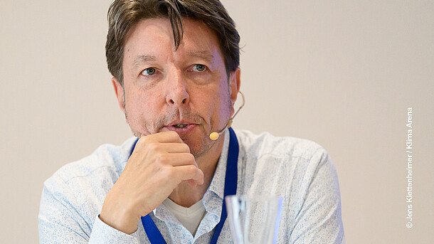 Photo of Professor Böhmer delivering a talk